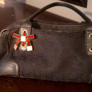 Women’s authentic Gucci bag. Bag has signs of wear but it is beautiful!
